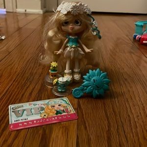 Daisy Petals Shopkin Doll. Comes with brush, VIP card and 2 shopkins.